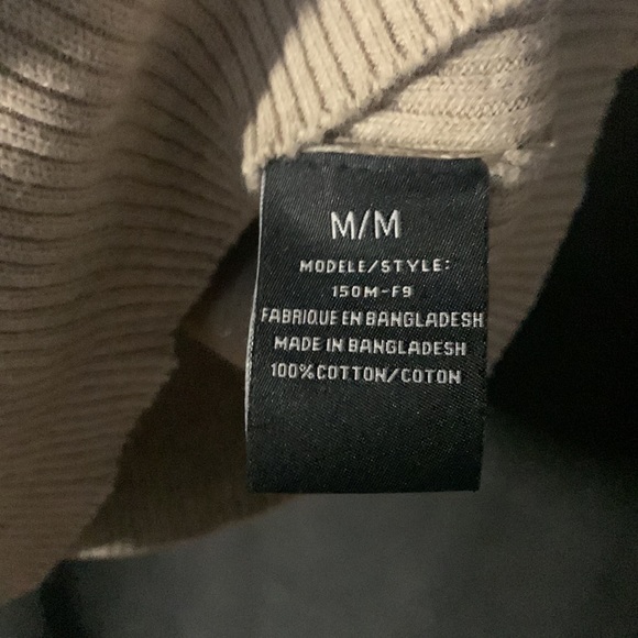 Light tan v neck long sleeve - Picture 3 of 3